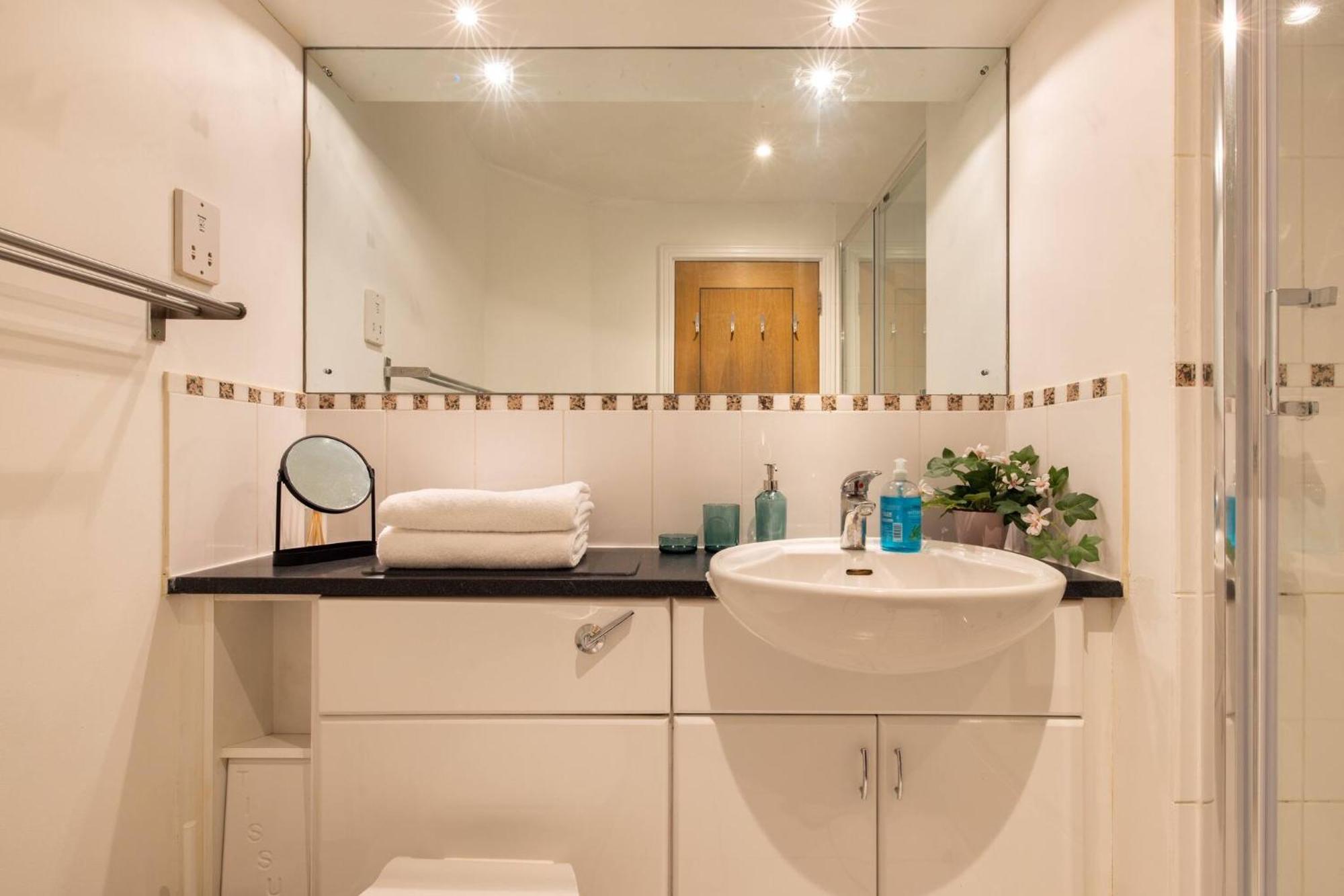 Wild Roses Service Apartments - East India London Exterior photo